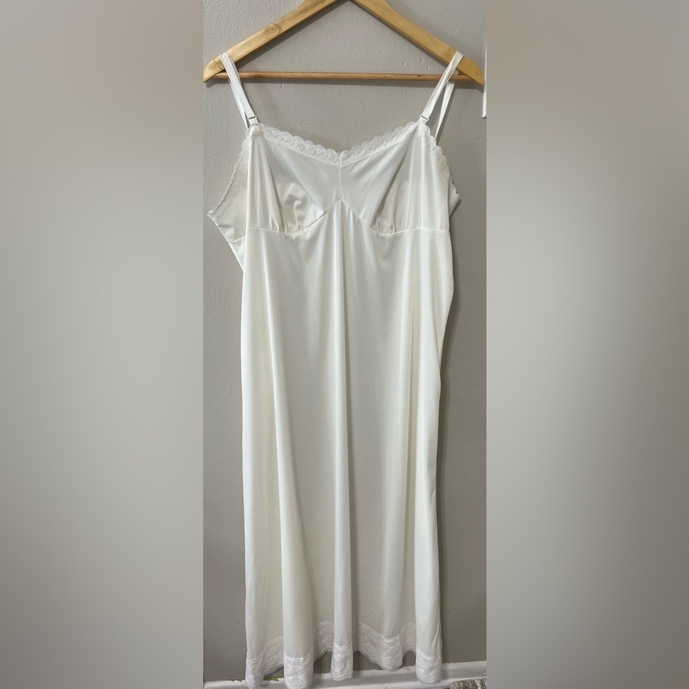 🤍 Vintage Beehive Slip Dress — Size 40 — Adjustable Straps — Lace Trim